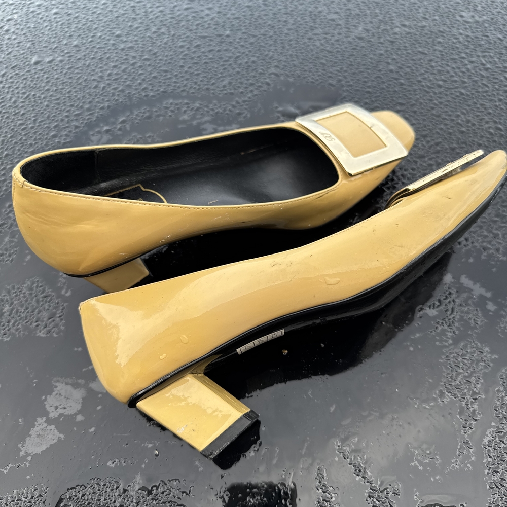 Roger Vivier Tan Heels with Gold Buckle - Picture 2 of 5